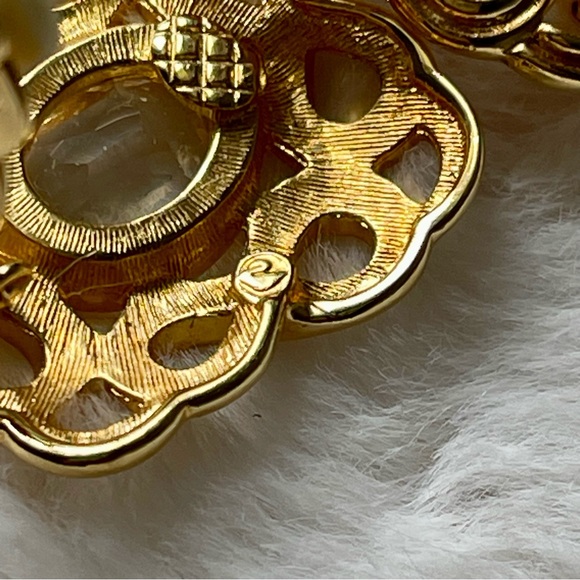 SWAROVSKI | VINTAGE | Gold Tone Large Bold Statement Clip On Earrings - Picture 5 of 13